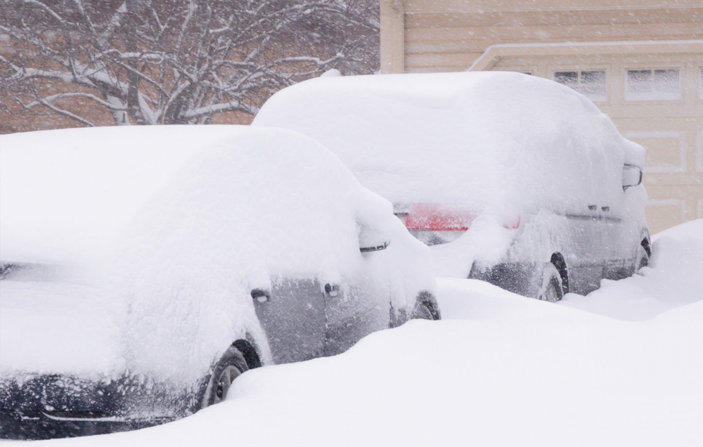 Carport som beskytter bilen mot snø og vinterforhold