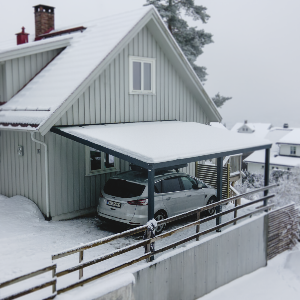 Bil parkert trygt under carport om vinteren