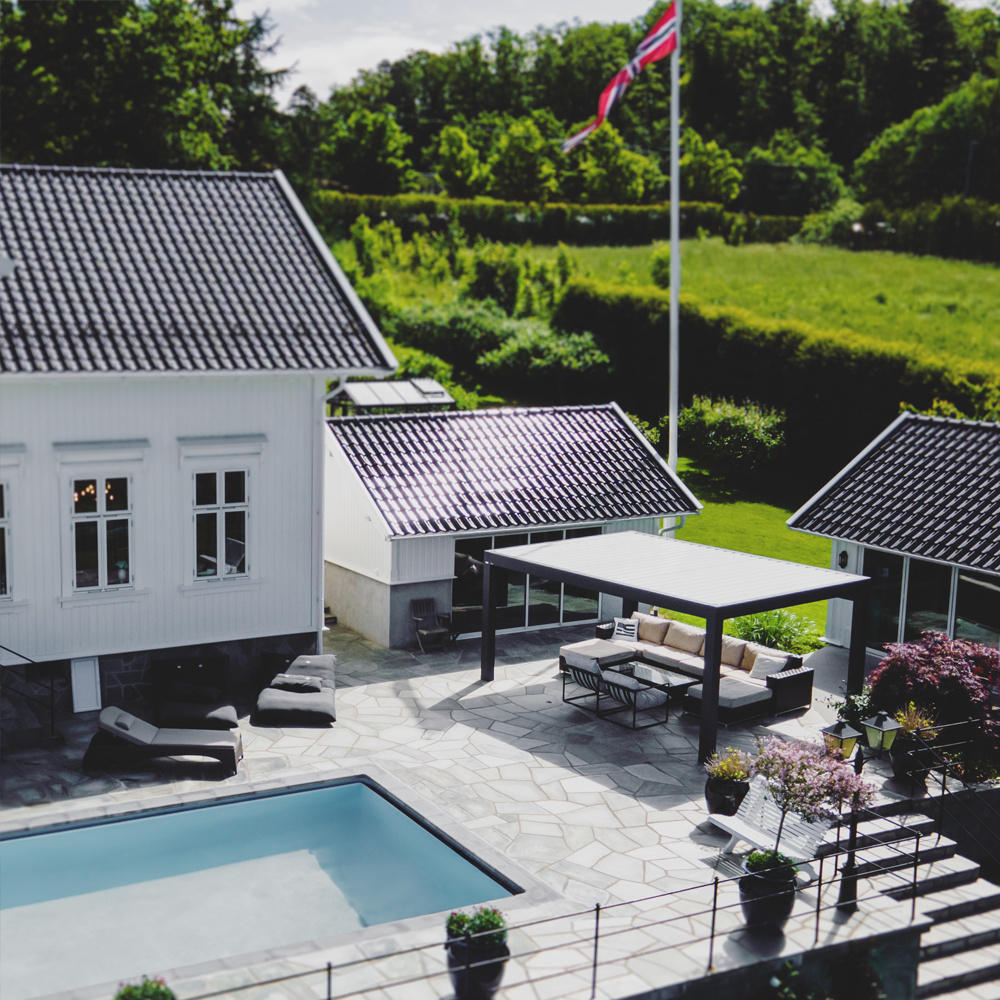Pergola med lamelltak i nordisk hage