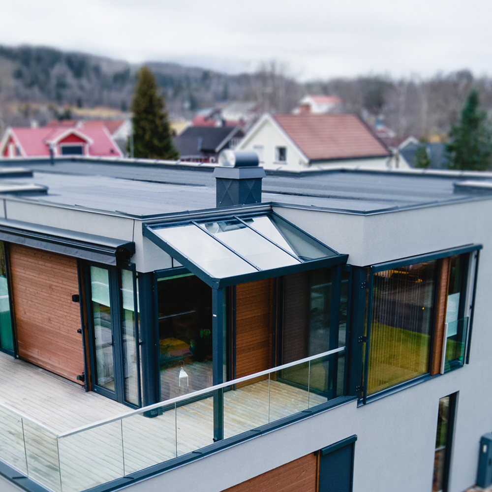 Pergola med skråtak som leder bort regnvann