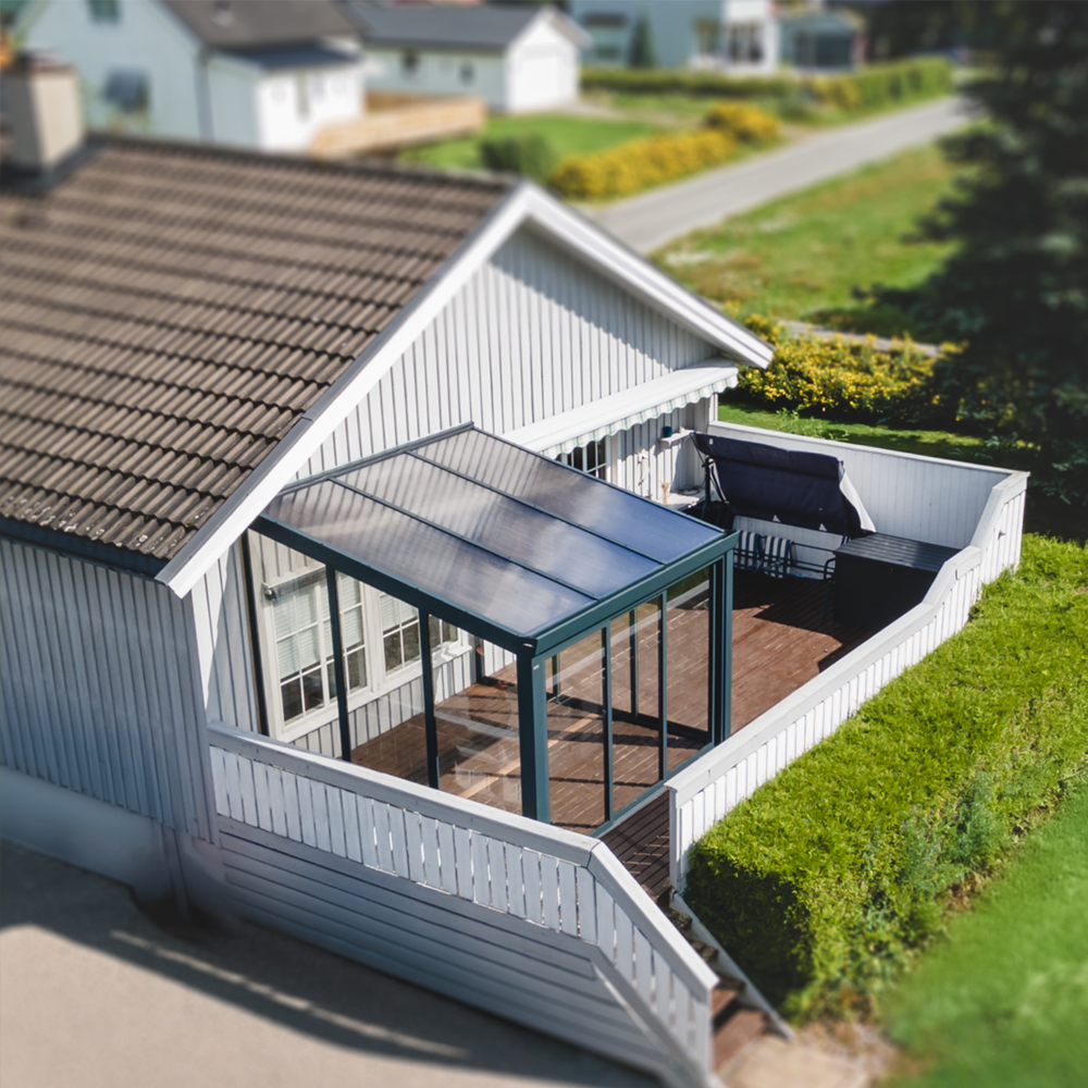 Moderne pergola med glasstak fra Uteluksus i nordiske omgivelser